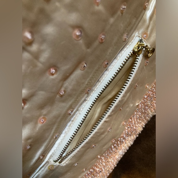 Gorgeous vintage looking beaded and sequined clutch. Pretty iridescent looking - Picture 5 of 11
